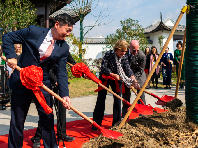 Queen Sonja plants a tree on the campus grounds together with Mark Jiapeng Wang, Chair of the UWC National Committee, and Principal Pelham Lindfield Roberts. Photo: Tim Haukenes